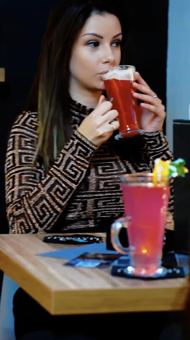 Egy hangulatra építő videó, amely bemutatja a hely atmoszféráját, és már az első másodpercekben megragadja a figyelmet.